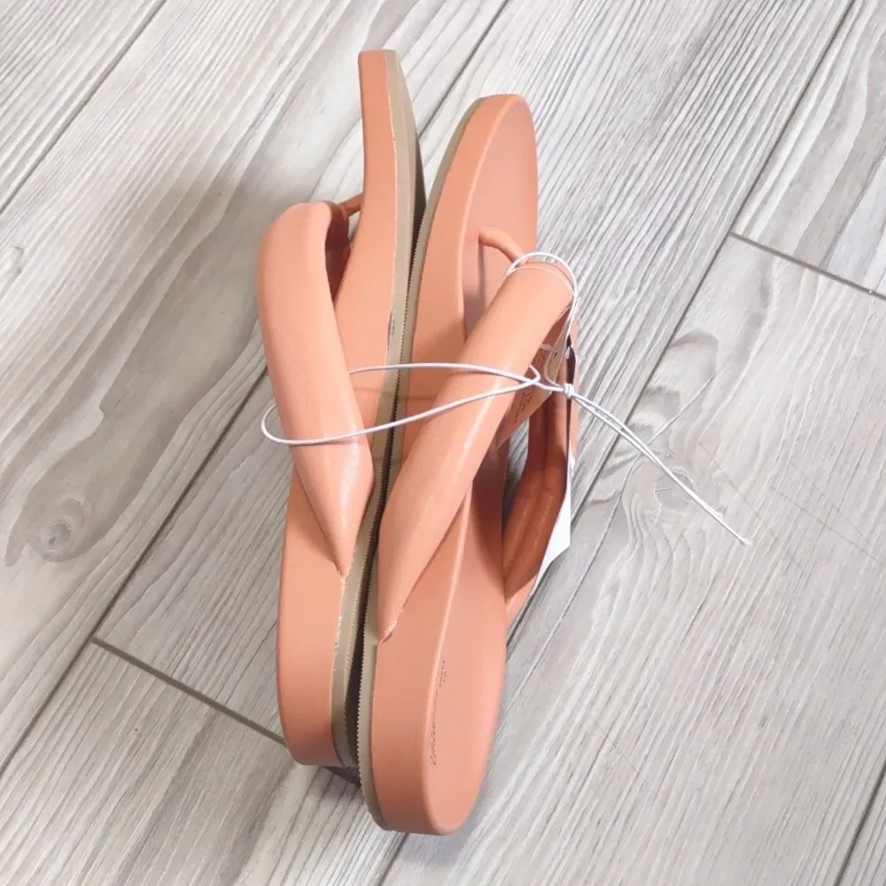 (57-1040)   Universal thread Jewel Sandals Sz 6